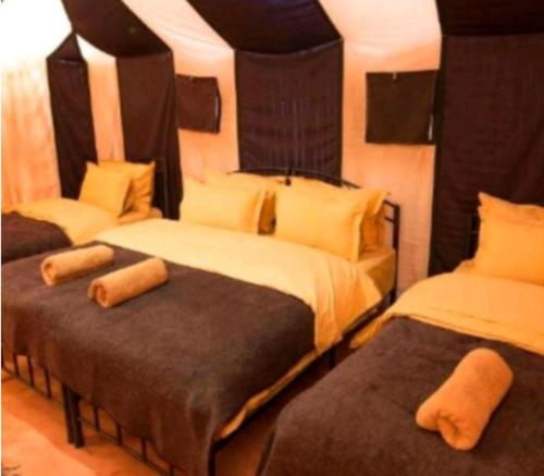 5 twin beds