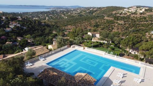 Les ISSAMBRES appart 6 pers grande terrasse superbe vue mer et golfe de saint Tropez, piscine