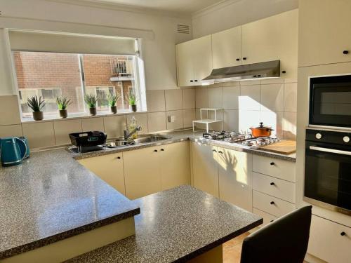 Large two bedroom apartment in Glen Iris in Toorak