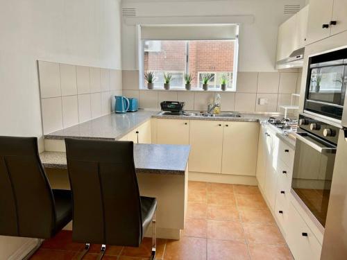 Large two bedroom apartment in Glen Iris in Toorak