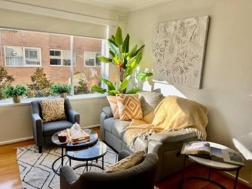 Large two bedroom apartment in Glen Iris in Toorak