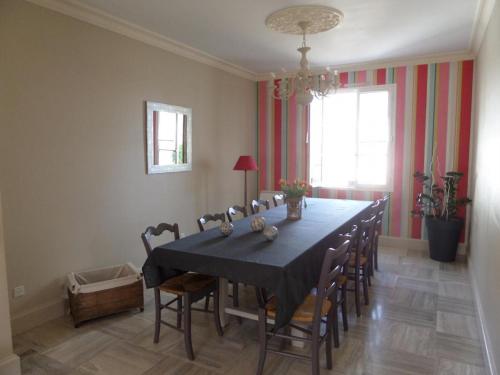 Gîte Cravant-les-Côteaux, 6 pièces, 10 personnes - FR-1-381-395 (Gite Moderne 10 Pers. en Touraine avec Jardin, WiFi, Pres de la Vienne et Vignobles de Chinon - FR-1) in Cravant Les Coteaux