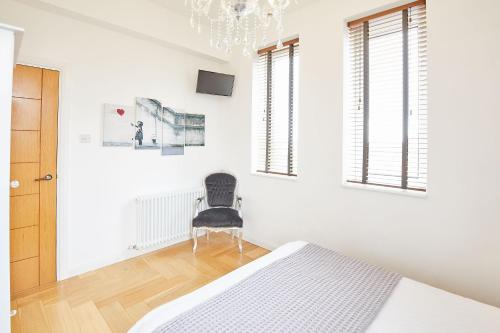 Host Stay Boutique Balcony - Tap to explore photos