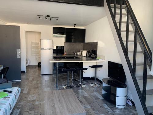 Appartement T2 tout confort en mezzanine à 15mn à pied du centre-ville avec TV Netflix et Wifi