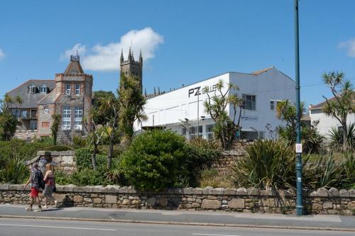 Camilla House - image 9