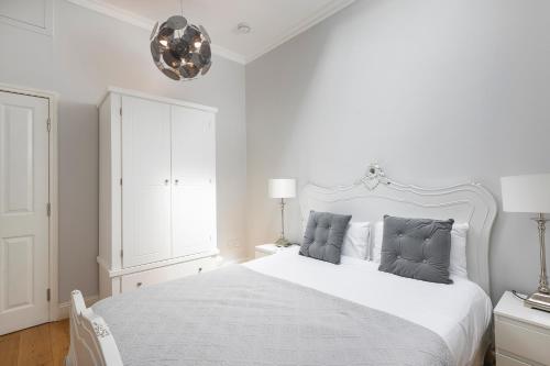 PenthouseStays Notting Hill - Spacious 3 Bedroom King Bed Apartment - near Portobello Road & Kensington High Street, Londres