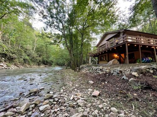 Cozy Creekside cabin- 35m to Boone - Butler