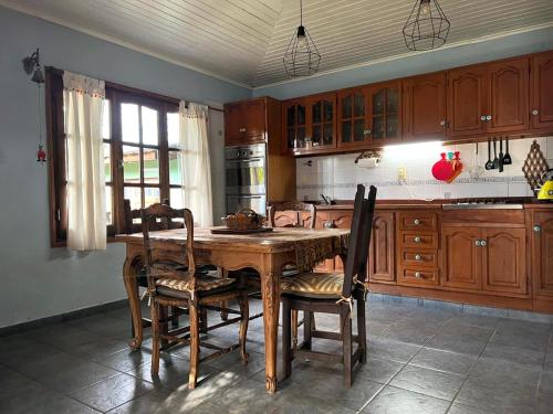 Kitchen, ENCANTO DEL BOSQUE Casa Bosque Peralta Ramos near Pizzaman