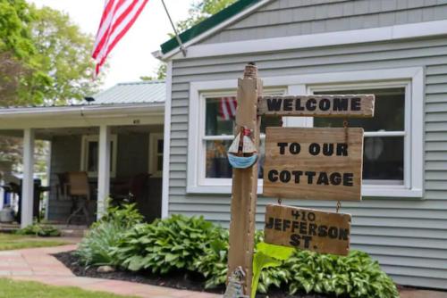 4 bdr Cottage, Edinboro Lake Views, Dogs Welcome in Edinboro, USA