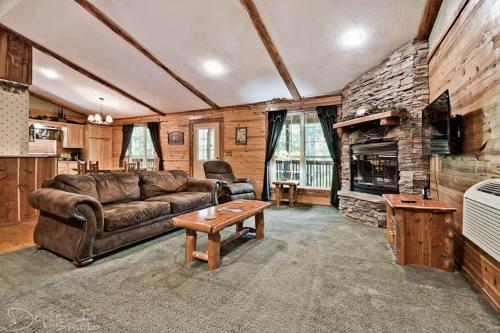 Secluded Cabin Pool WiFi smart TVs Beaver lake