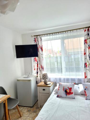1 double bed, 1 twin bed
