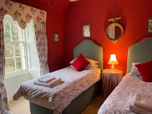 Neidpath Castle Cottage - main image