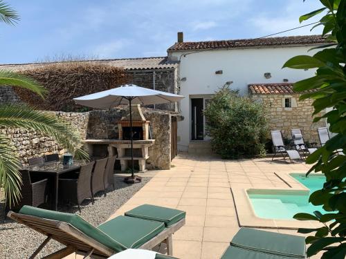 Les Abelins Farmhouse private pool, covered barn