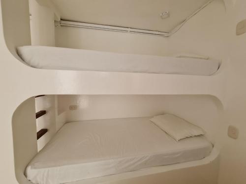 2 twin beds, 4 bunk beds
