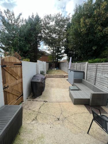 Modern 2 Bed House in Rainham, Kent - Central Location