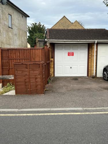 Modern 2 Bed House in Rainham, Kent - Central Location