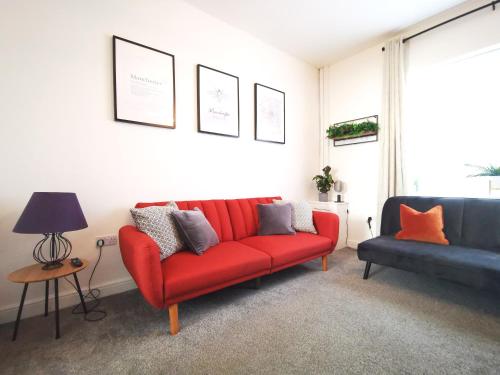 The Mellor - Holiday Home With Free Parking - 5 Minutes Drive to Coop Live Arena, Etihad Stadium & Manchester City Centre, Manchester