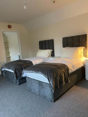 B&B Bedford - Large 4 Bedroom Sleeps 8, Luxury Apartment for Contractors and Holidays near Bedford Centre - 1 FREE PARKING SPACE & FREE WIFI - Bed and Breakfast Bedford