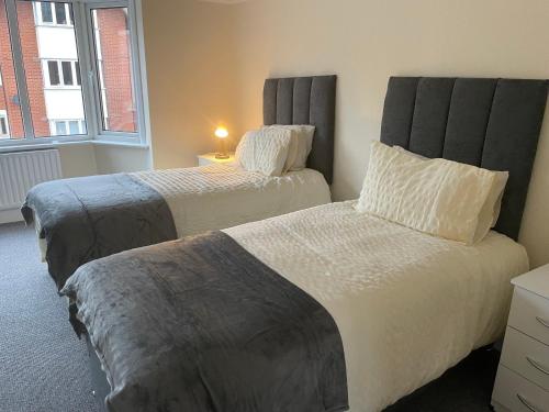 Large 4 Bedroom Sleeps 8, Spacious Apartment for Contractors and Holidays near Bedford Centre - 1 FREE PARKING SPACE & FREE WIFI