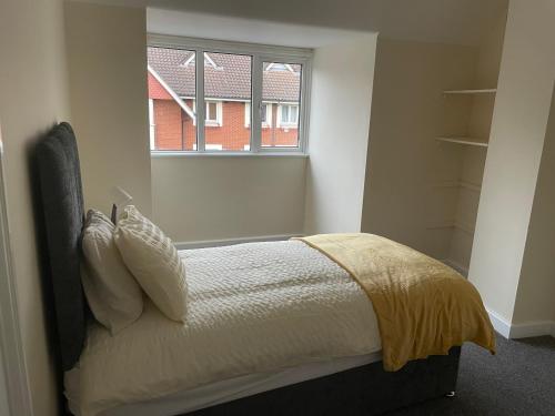 Large 4 Bedroom Sleeps 8, Spacious Apartment for Contractors and Holidays near Bedford Centre - 1 FREE PARKING SPACE & FREE WIFI