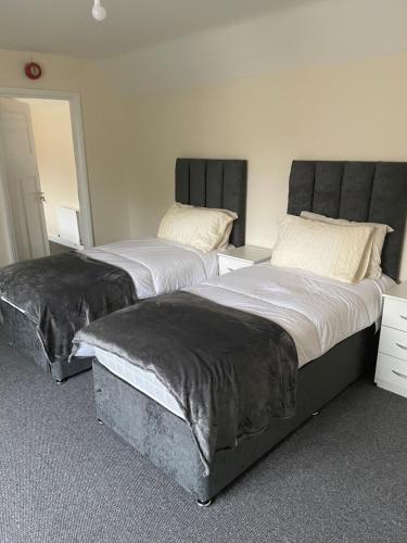 Large 4 Bedroom Sleeps 8, Spacious Apartment for Contractors and Holidays near Bedford Centre - 1 FREE PARKING SPACE & FREE WIFI