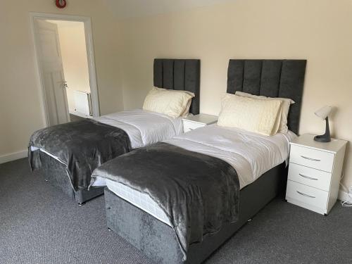 Large 4 Bedroom Sleeps 8, Spacious Apartment for Contractors and Holidays near Bedford Centre - 1 FREE PARKING SPACE & FREE WIFI