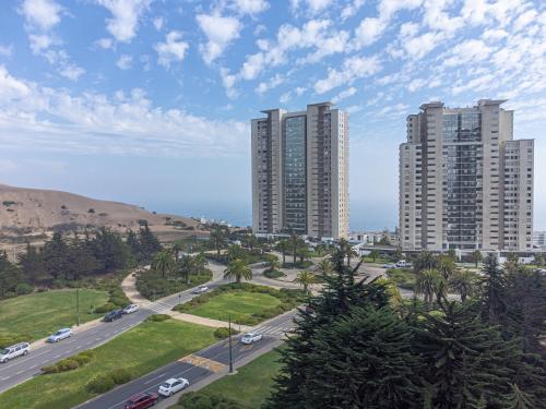 Burgundy View 1BR W/View, Balcony & Parking.