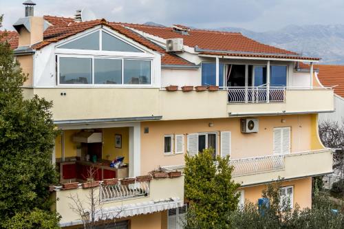 Apartments with parking space Split - 12252
