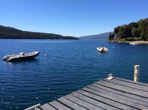 Agradable casa gran jardin playa muelle y amarra in Llao Llao