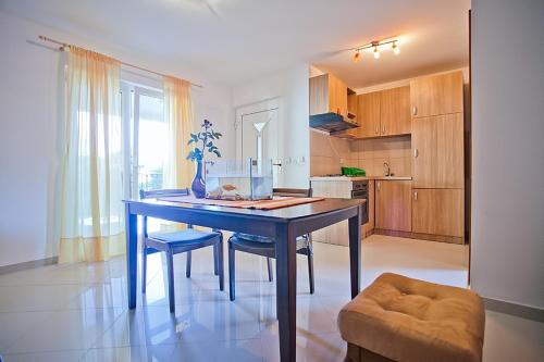 Apartments with a parking space Komiza Vis - 12325 - image 14