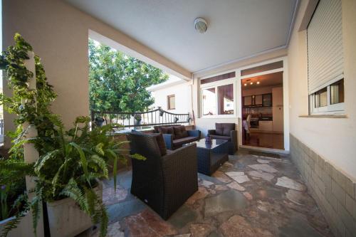 Apartments with a parking space Komiza Vis - 12325 - image 2