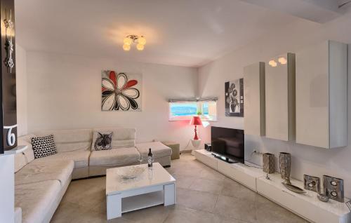 Family friendly apartments with a swimming pool Okrug Gornji Ciovo - 12377 - image 5