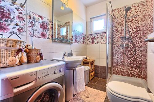 Family friendly apartments with a swimming pool Okrug Gornji Ciovo - 12377 - image 10