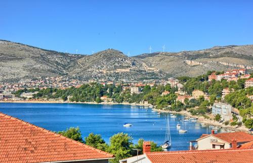 Family friendly apartments with a swimming pool Okrug Gornji Ciovo - 12377 - image 13