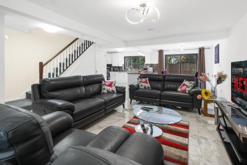 Traveller Award Winner 2023 - Green Homes - Luxury 4 Bed Houses & Studio Apartments for Company let - Contractors - Students - near NEC - HS2 - Birmingham Airport - Heartland Hospital - Star City - Birmingham City & Aston Universities