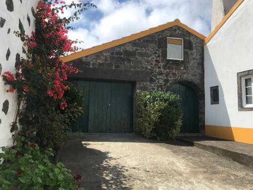 Charming green country house in ปอนตา เดลกาดา