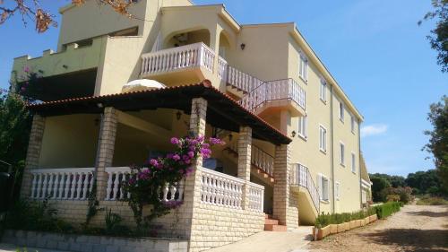 Apartments with a parking space Mandre, Pag - 12409 - Location saisonnière - Kolan