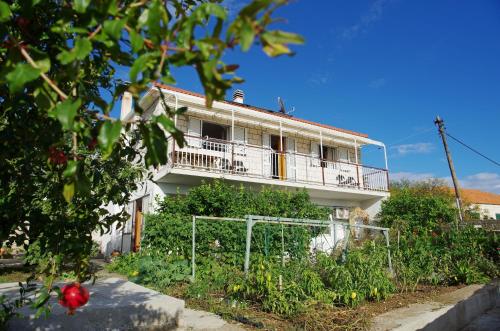 Apartments with parking space Sumartin, Brac - 12487 – khách sạn tại Sumartin