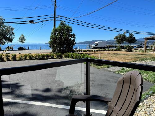 Skats, Blue Sky Motel in Davis Bay (BC)
