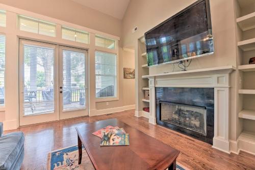 Charlotte Home with Deck in NoDa District Near UNC! in Charlotte, USA