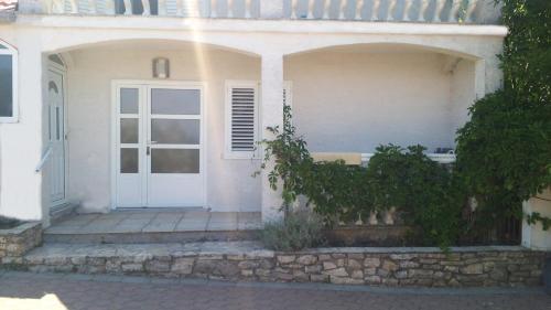Apartments with a parking space Preko Ugljan - 12658 - image 11
