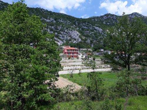Apartments with a parking space Ostrvica, Omis - 12674 – khách sạn tại Cisla