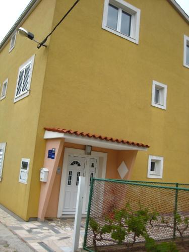 Apartments with a parking space Kastel Stari Kastela - 12691 - image 3