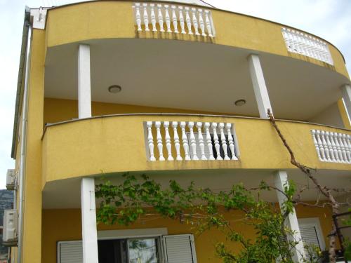 Apartments with a parking space Kastel Stari Kastela - 12691 - image 4