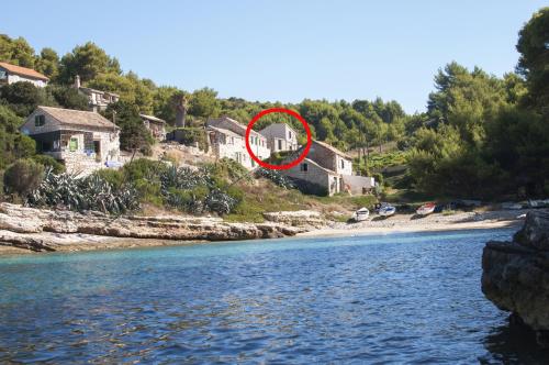  Apartments by the sea Cove Salbunara - Bisevo, Vis - 12700, Pension in Komiža bei Awin