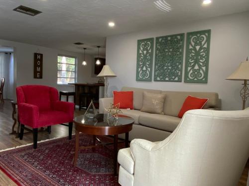 Cozy 3-bed home close to beautiful beaches. in New Port Richey, USA