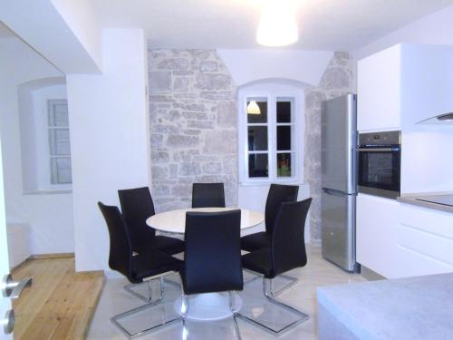 Three-Bedroom Apartment with Balcony and Sea View image 3