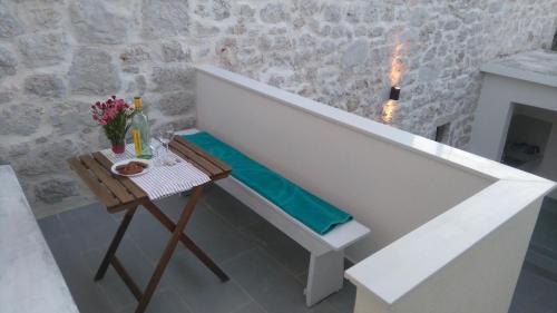 Three-Bedroom Apartment with Balcony and Sea View image 2