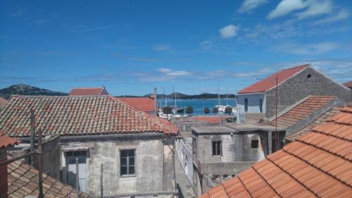 Three-Bedroom Apartment with Balcony and Sea View image 1