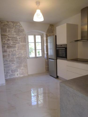 Three-Bedroom Apartment with Balcony and Sea View image 4